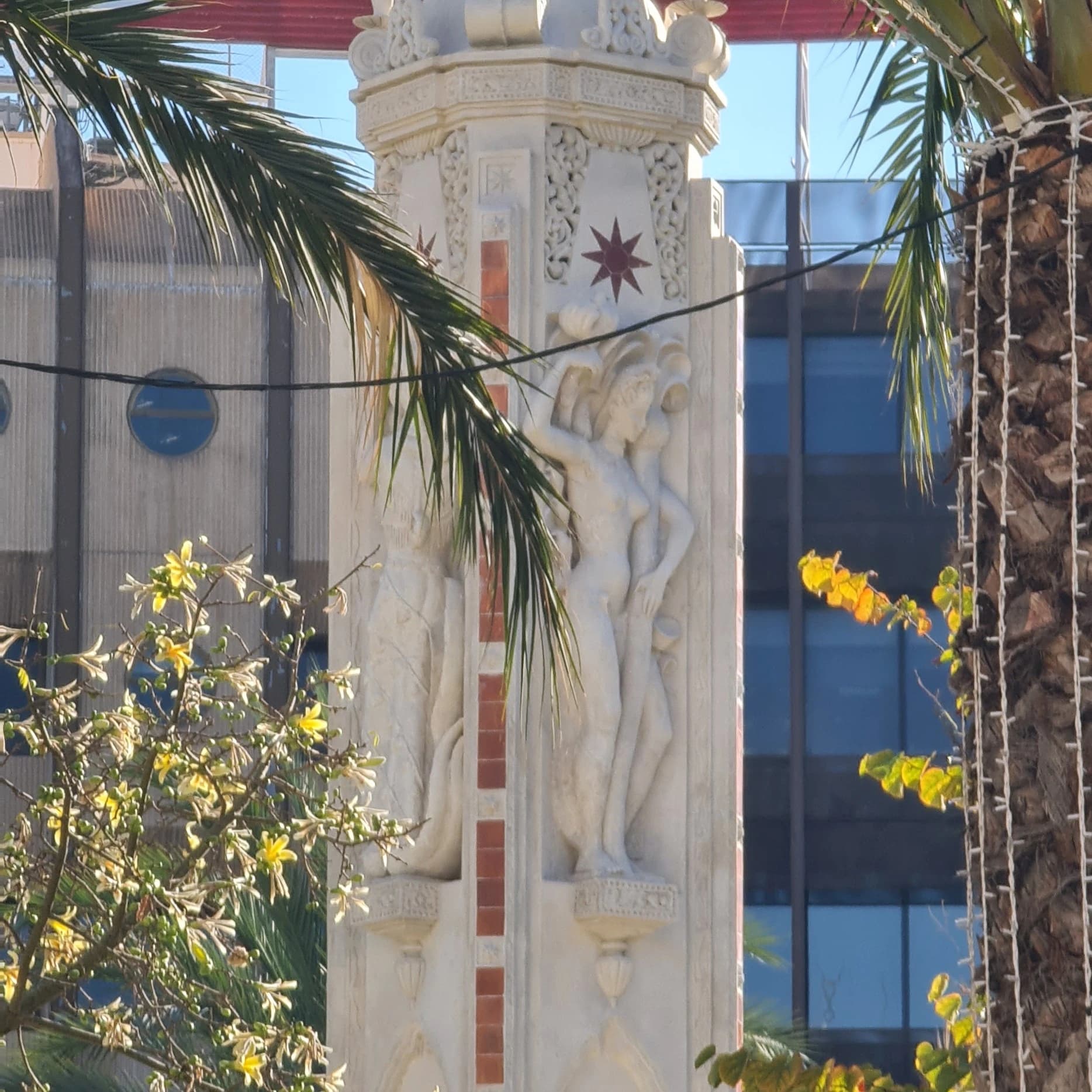 Detalle de la figura feminina esculpida en el monumento de Luceros en Alicante
