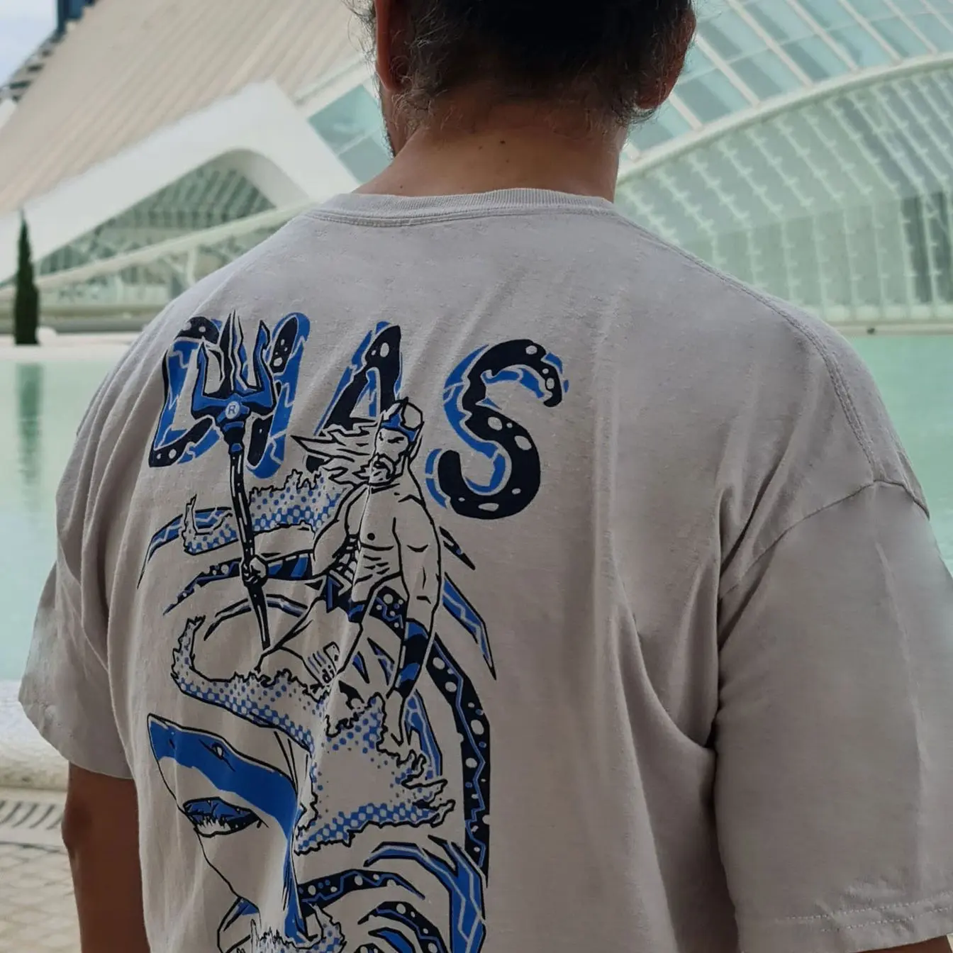 Camiseta Poseidón Surfeando